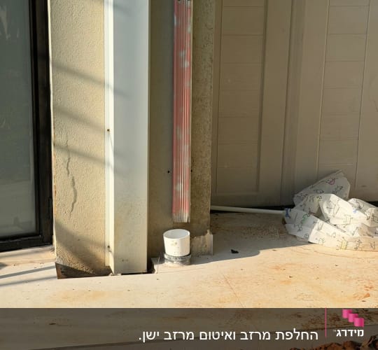 פינה חיצונית של מבנה עם צינור ונוף חיצוני